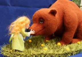 *по узкой тропе. Неожиданно за поворотом сталкиваются нос к носу с медведем. Бежать поздно.*

Пока его, здорового, не напугают и не ранят, он такой. 
Сам убегает, в 95%. Жизнь важнее.