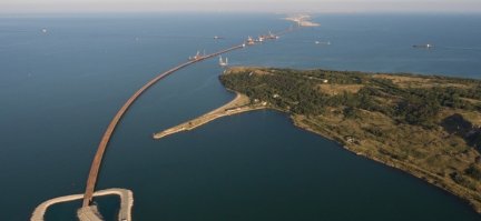 не надо печалиться ...                            
Завершено создание вспомогательной инфраструктуры строительства моста через Керченский пролив.