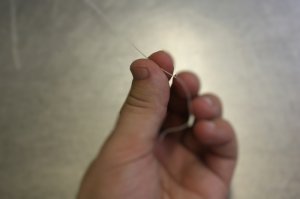 Каждый видит мир по своему. Автор, извини, но я брезглив, поэтому вижу всё немного иначе:
Без халата, в майке без рукавов, без головного убора, без перчаток, с кольцом на пальце мужик готовит нитевидное тесто, роняя в него волосы из подмышек, капли пота со лба. Само собой, после туалета он помыл руки, но помыл, не снимая кольца. Готовое тесто он складывает на газету, которую купил в уличном киоске, куда её привезли в пыльном фургоне из типографии, где она валялась нижней в пачке, лежащей на полу склада готовой продукции. Потом тесто с газеты наматывают на стаканчики для анализов...а тут ещё этот палец!