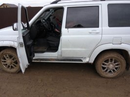 Поехали на объект. Мой УАЗик и Мазда монтажника. А мне все говорили: нахрена ты его покупаешь?