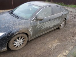 Поехали на объект. Мой УАЗик и Мазда монтажника. А мне все говорили: нахрена ты его покупаешь?