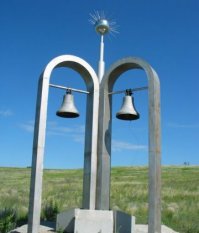 Сам с Орена, служил в Тоцкое-4, 506мсп 27мсд.
О тех испытаниях от местных наслушался достаточно.
Место было весьма населенное, села, деревни, хутора.
Перед учениями в радиусе 10-ти км селян принудительно вывезли куда подальше, оставшимся дали наказ на вспышку не смотреть, окна забить подручными материалами, фанерой и т.п.
Скотину в тот день предписали не пасти, оставить в сараях что местные и сделали.
Ну и дальше, вспышку пережили, окна открыли, и начали жить как было, т.е. как обычно. Только на самом деле все уже было Не как обычно.
Мало того что сами хапнули дозу проникающей радиации, да еще начали скот пасти по лужкам да травке с осадочками сами знаете какими.
В итоге скотине резко поплохело, а человек он-же прошаренный, пока корова сама не сдохла ее лучше зарезать и сьесть. Резали и кушали на-ура, вместе с радионуклидами.
Когда скотины не осталось - начинали мёрнуть сами, рак - повальный, целыми сёлами и деревнями просто вымирали от рака.
Стеллу поставили на месте взрыва
Кому интересно - там еще третья нога есть, т.е. три арки под 120 градусов, и три колокола. Когда демобилизовывался, местная пьянь сперла два колокола из трех (они бронзовые), один мы в итоге нашли, третий пришлось отливать заново.