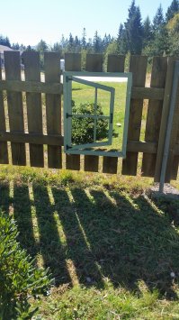 Что то не понятно с тенью, почему она сплошная от окна?