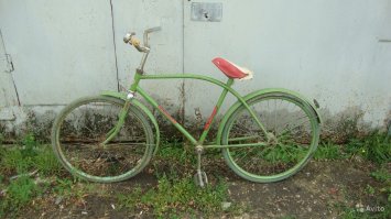 Мой первый велосипед был таким=) Именно зеленый и с красно-белым сидением.
