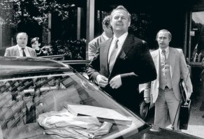 автор, тебе за 40, а ты такой наивный. чем наш дорогой Вова занимался в 90-е? пилил Питер вместе с папой Собчак. Кооператив Озеро слышал? 1996 год. Все кто сейчас у власти пришли к ней в 90-е, и ты знаешь каким образом. Все наши теперяшние илыты были ярыми либералами 20 лет назад (а до этого вообще коммунистами). Они даже бабло и детишек по привычке хранят за бугром.
но если хочется оставаться в розовых очках - пожалуйста. да, субъективно сейчас лучше чем в 90-е, но это вряд ли заслуга наших илыт, скорее побочный эффект их незаконного обогащения.