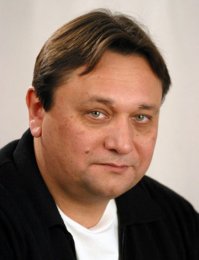 А вот его неповторимый голос в русской озвучке: Александр Клюквин.(Он же озвучивал Альфа))))