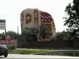 Автор, а почему только импортное? Например, наш дом-слон на Новой Рязанке чем хуже?