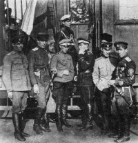 А как же Павел Васильевич Макаров родился в 1897 году в городе Скопине Рязанской губернии, в семье кондуктора товарных поездов. После смерти отца семья перебралась в Крым, где Павел начал учиться в реальном училище. Когда в 1914 году вспыхнула Первая мировая война, Макаров добровольно ушёл в армию. В звании прапорщика (а это в царской армии был первый офицерский чин) он участвовал в боях на Румынском фронте.
Более того, он легендарная личность.Он является прототипом героя сериала времен СССР "Адъютант его превосходительства".
Во время Великой Отечественной войны Павел Макаров стал одним из организаторов партизанского подполья, возглавил партизанский отряд. Вместе с ним воевали его жена и дочь. В отместку нацисты зверски убили его мать, а также родителей и родственников жены. Сын, закончивший пехотное училище, погиб в 1943 году.

Оккупационные власти в ходе борьбы с партизанами распространяли в Крыму листовки с фактами, компрометирующими Макарова. В них, в частности, обыгрывались нестыковки в его книге.

В 1942 году вместе с товарищами был эвакуирован на «большую землю».

За заслуги во время Великой Отечественной войны награждён орденом Красного Знамени, орденом Красной Звезды, медалью «Партизану Отечественной войны» I степени.

Об этом периоде своей жизни Макаров написал в книге воспоминаний «Партизаны Таврии».