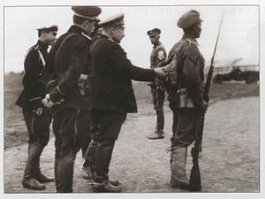 А как же Павел Васильевич Макаров родился в 1897 году в городе Скопине Рязанской губернии, в семье кондуктора товарных поездов. После смерти отца семья перебралась в Крым, где Павел начал учиться в реальном училище. Когда в 1914 году вспыхнула Первая мировая война, Макаров добровольно ушёл в армию. В звании прапорщика (а это в царской армии был первый офицерский чин) он участвовал в боях на Румынском фронте.
Более того, он легендарная личность.Он является прототипом героя сериала времен СССР "Адъютант его превосходительства".
Во время Великой Отечественной войны Павел Макаров стал одним из организаторов партизанского подполья, возглавил партизанский отряд. Вместе с ним воевали его жена и дочь. В отместку нацисты зверски убили его мать, а также родителей и родственников жены. Сын, закончивший пехотное училище, погиб в 1943 году.

Оккупационные власти в ходе борьбы с партизанами распространяли в Крыму листовки с фактами, компрометирующими Макарова. В них, в частности, обыгрывались нестыковки в его книге.

В 1942 году вместе с товарищами был эвакуирован на «большую землю».

За заслуги во время Великой Отечественной войны награждён орденом Красного Знамени, орденом Красной Звезды, медалью «Партизану Отечественной войны» I степени.

Об этом периоде своей жизни Макаров написал в книге воспоминаний «Партизаны Таврии».