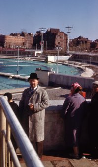 Они там в бассейне моржеванием занимаются? Видно же что люди тепло одеты.