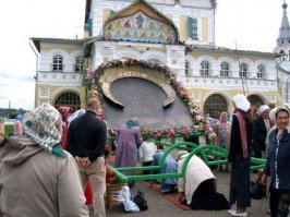 Жаль их наивных....
Воровство, идиотизм, наказание за правду, награды за преступление, превращение людей в быдло безмозглое, вокруг враги, церковь и духовность покрывающие извращенцев и воров, ложь, ложь и еще раз лож в малом и большом,... продолжать можно до бесконечности...Боюсь мечтать что будет дальше :)

21 век !Мировая сверхдержава йопта !