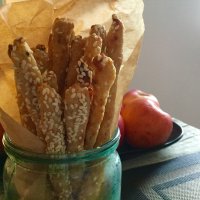 Напекла мужу хрустиков сырных по рецепту. Меньше муки добавила, почитав комменты. Сыр пармезан. Вместо молока и масла добавила кримчиз, который нашёлся в холодильнике. Кунжут и паприка сверху. Вкуснотень!