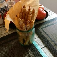 Напекла мужу хрустиков сырных по рецепту. Меньше муки добавила, почитав комменты. Сыр пармезан. Вместо молока и масла добавила кримчиз, который нашёлся в холодильнике. Кунжут и паприка сверху. Вкуснотень!