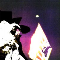 Кто может объяснить: почему это выглядит так, словно на заднем фоне стена и на нее падает тень?