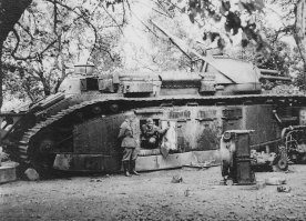 Германские солдаты осматривают трофейный FCM Char 2C, пытаясь понять, что же с ним делать