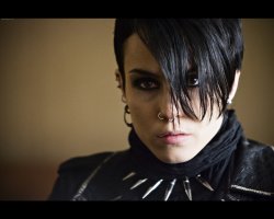 Шведская экранизация "Девушки с татуировкой дракона" с Нуми Рапас в  роли  Лисбет Саландер гораздо лучше пиндосовской.
Она же, кстати, сыграла главную женскую роль в "Прометее".