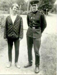 Служил в ГДР и на учениях иногда общался с немцами. К нам они хорошо относились. Вот, интересно, где сейчас эта девушка, которая снялась со мной в городе Эберсвальде в 1967 году?