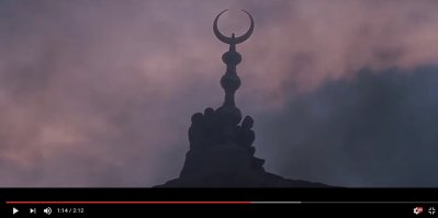 В фильме "Царство небесное", есть момент в конце видео, когда меняют крест на полумесяц над церковью, однако, использовали полумесяц как символ Ислама, только Османская империя (спустя около 100-200 лет), хотя полумесяц никакое отношение к Исламу и мусульманам не имеет.