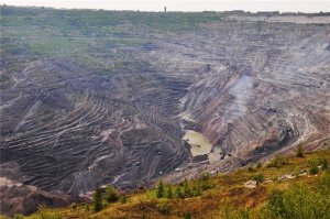Зеленью и деревьями поросли даже дороги по спуску в разрез.