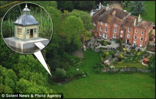 Интересная информация: в 2009 году в Британии разгорелся скандал вокруг незаконных расходов на себя депутатами парламента от Консервативной партии из гос.фондов. Депутат Питер Виггерс потратил около 30 тыс.фунтов на уход за садом у своего дома, в том числе 1645 фунтов на плавучий домик для уточки. Ох ни тому Димон учится у Европы!