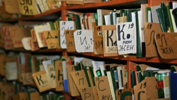 Кажись, Форрест спёр из поликлиники медкарты...