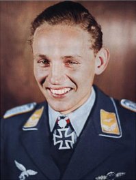 Эта парочка немецкого пилота Второй мировой войны Хартмана напоминает)