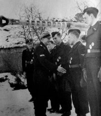 Витман, Михель.... он флагу был верен до конца!
и крови пиндосам и американцам попортил много!(ц)

Михаель вообще-то. Про флаг правильно, конечно. Вот Пайпер награждает его Рыцарским Крестом за 88 подбитых. И это - Восточный фронт, январь 1944-го, под Житомиром. Не за "пиндосские" танки, между прочим, награждает. Так как насчет "попортил крови" и кому? Шаблон патриотический не входит в конфликт с "бил пиндосов, молодец".