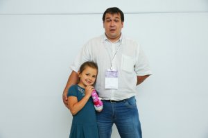 Наш разработчик Илья Чех с моей дочей Оксаной ;) На демонстрации возможностей наших протезов Владимиру Владимировичу.