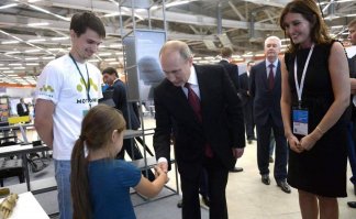 Наш разработчик Илья Чех с моей дочей Оксаной ;) На демонстрации возможностей наших протезов Владимиру Владимировичу.