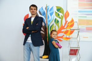 Наш разработчик Илья Чех с моей дочей Оксаной ;) На демонстрации возможностей наших протезов Владимиру Владимировичу.