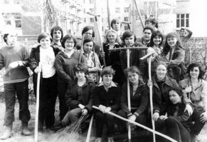 Опять однобоко. Таким же Макаром можно запостить фоты времен великой депрессии и назвать "Америка в лицах". 
На субботнике.