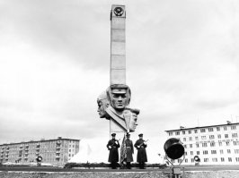 Монумент Славы пограничникам Камчатки в Петропавловске-Камчатском. Ориентир на равне с "Кольцо нового рынка", "Кольцо Горизонта","Силуэт". В народе "Трое непьющих". Так и говорят: "от "Силуэта" в сторону "Троих непьющих" до "восьмого километра".