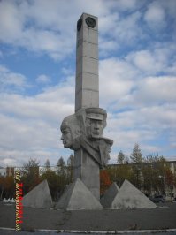 Монумент Славы пограничникам Камчатки в Петропавловске-Камчатском. Ориентир на равне с "Кольцо нового рынка", "Кольцо Горизонта","Силуэт". В народе "Трое непьющих". Так и говорят: "от "Силуэта" в сторону "Троих непьющих" до "восьмого километра".