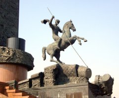 Кроме московской "Мечты импотента" на Аллее Космонавтов в районе ВДНХ, на Поклонке реально доставляет "Георгий Победоносец, разрезающий змея на колбасу" :)