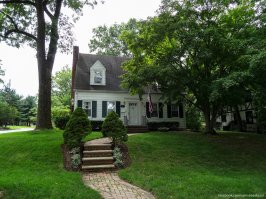 Это не так. Часто этим домам уже по 70-100 лет.
Вот селовек рассказывает про дома:

Например первому 97 лет, обложенному кирпичем - 85, третьему - 76 лет.