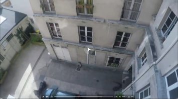 Можно кувыркаться как угодно, но прыжок с такой высоты закончился бы переломами. В лучшем случае.