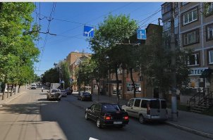 Я думаю, что с этим видосом не совсем всё чисто, тем более начало отрезано. Я понимаю, что тут не любят «икспертов», но вотани  мы. Не поленился и нашёл на панорамах этот перекрёсток. Разметки пока нет, но есть знаки. Местоположение вычислил по координатам, которые выводит в видео регистратор. В направлении движения рега. две полосы, правая для поворота на право и прямо, левая – ну налево и чуть прямо с последующим перестроением (тритий скрин). Рег изначально ехал по правой. Затем включил повортник и смело пошёл на лево, что отчётливо видно на видосе. Мот видимо ехал по средней полосе и хотел проехать прямо и на встречке оказался, уходя от столкновения. И всё это как всегда, на моргающий зелёный. Если я прав то рег виноват.