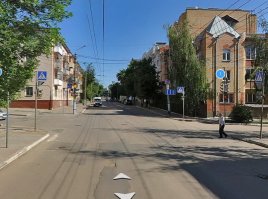 Я думаю, что с этим видосом не совсем всё чисто, тем более начало отрезано. Я понимаю, что тут не любят «икспертов», но вотани  мы. Не поленился и нашёл на панорамах этот перекрёсток. Разметки пока нет, но есть знаки. Местоположение вычислил по координатам, которые выводит в видео регистратор. В направлении движения рега. две полосы, правая для поворота на право и прямо, левая – ну налево и чуть прямо с последующим перестроением (тритий скрин). Рег изначально ехал по правой. Затем включил повортник и смело пошёл на лево, что отчётливо видно на видосе. Мот видимо ехал по средней полосе и хотел проехать прямо и на встречке оказался, уходя от столкновения. И всё это как всегда, на моргающий зелёный. Если я прав то рег виноват.