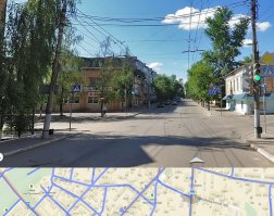 Я думаю, что с этим видосом не совсем всё чисто, тем более начало отрезано. Я понимаю, что тут не любят «икспертов», но вотани  мы. Не поленился и нашёл на панорамах этот перекрёсток. Разметки пока нет, но есть знаки. Местоположение вычислил по координатам, которые выводит в видео регистратор. В направлении движения рега. две полосы, правая для поворота на право и прямо, левая – ну налево и чуть прямо с последующим перестроением (тритий скрин). Рег изначально ехал по правой. Затем включил повортник и смело пошёл на лево, что отчётливо видно на видосе. Мот видимо ехал по средней полосе и хотел проехать прямо и на встречке оказался, уходя от столкновения. И всё это как всегда, на моргающий зелёный. Если я прав то рег виноват.