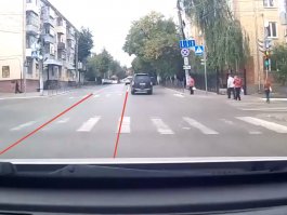 Сергей,
Вроде не мудрил, а смотрел внимательно и делал выводы. Не рег уходил а мот. Почему рег с правой полосы? На первых кадрах чётко видно, что рег не находится в средней полосе, где должен быть при повороте на лево. Опять приведу скрин. Естественно в моих доводах заложена вероятность ошибки, т.к. нет кадров того, что было до перекрёстка. Хотя, это как раз минус в сторону рега.