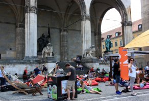 Хорошая затея! Конечно, плохо, что читать модно, а не жизненно важно (как для всякого культурного человека), но все же лучше, чем ничего.   А вот так выглядит бесплатная библиотека летом в самом центре Мюнхена :