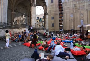 Хорошая затея! Конечно, плохо, что читать модно, а не жизненно важно (как для всякого культурного человека), но все же лучше, чем ничего.   А вот так выглядит бесплатная библиотека летом в самом центре Мюнхена :