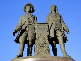 Екатеринбург. Рядом с плотиной стоит. Есть два варианта, поколение постарше кличут капитан Смоллет и доктор Ливси. А молодежь просто Бивис и Батхет обзывают.