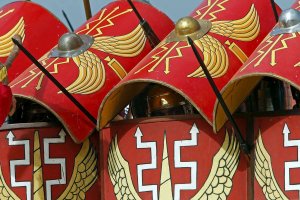а вот реконструкция тактики римского легиона -
1.Более опытный воин поверх щита убивает противника ударом в шею
2.Кавалерийская спата -
3.Та самая знаменитая "черепаха"-