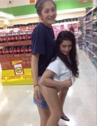 А здесь что не так? Ну пердолит здоровяк карлицу, ну и что? Это же их личное дело. Главное, чтобы не курили в общественном месте.