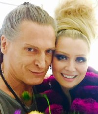 Он морду недавно побрил,но как был <span style='color:gray'>[мат]</span>анутым так и остался,не пойму зачем ему столько самотыков? :D