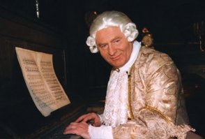 24 идеальных костюма на Хэллоуин для тех, кто любит смотреть телевизор