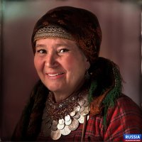 Я, конечно, не мастер редактирования фото, а уж не тем более визажист  Но, попробовала без прикрас представить, как могла бы это замечательная женщина выглядеть с правильным макияжем (тонирующий морщинки и пр. возрастные изменения):)