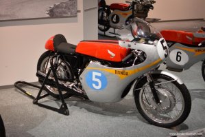 Ииииии тадам Для 83-го года? Может для 63-го? Ну и для пущей убедительности, фото конкурентов, которых, сей "агрегат"  должен был рвать на треках....1963 и 1983 года. Так с ходу 250-350 83 года не нашёл. Но сути это не меняет.