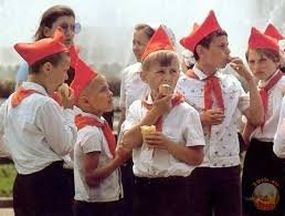 Такой хрени не было...Я сам родился и жил в СССР...А было так.